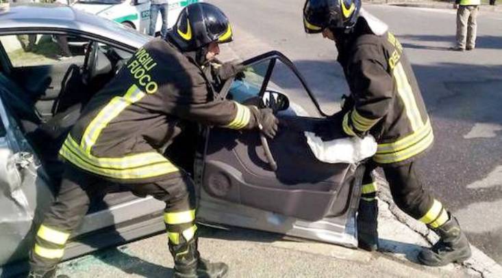 A19, incidente tra due auto tra Enna e Sacchitello: intervenuti i vigili del fuoco