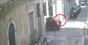 Vittoria - Pedone investita da un'auto mentre attraversa strada,  portata in ospedale -Video