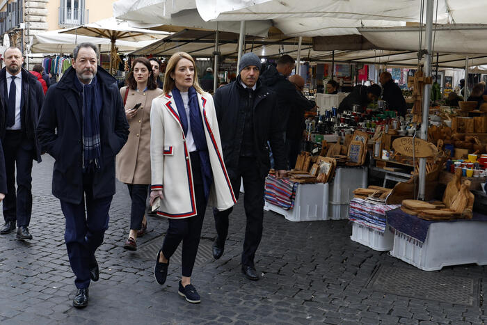 Metsola a Roma  giro per Campo de’ Fiori