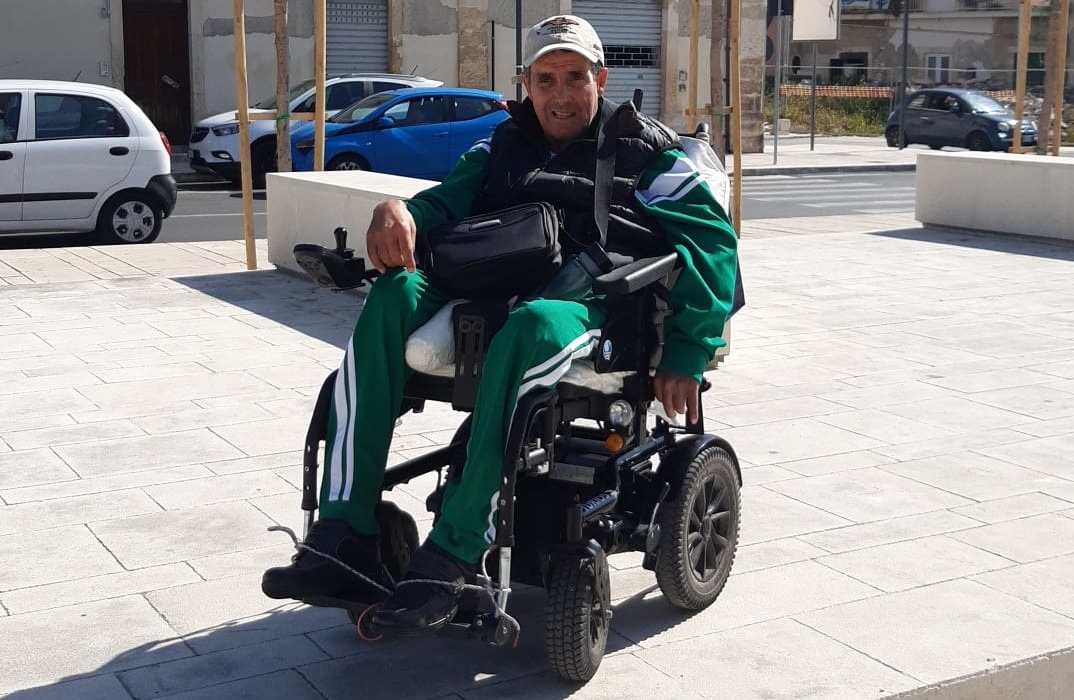 Siracusa – Disabile cade dalla carrozzina in piazza Euripide, il Comune non lo risarcisce