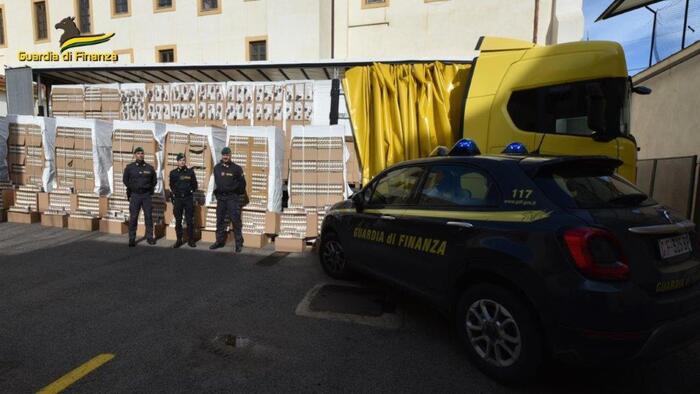 Sequestrato Tir con 12 t sigarette nel palermitano: arrestato conducente