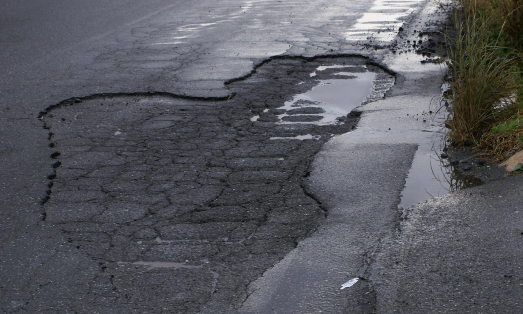Siracusa: Maltempo, situazioni di rischio per buche stradali e tombini saltati