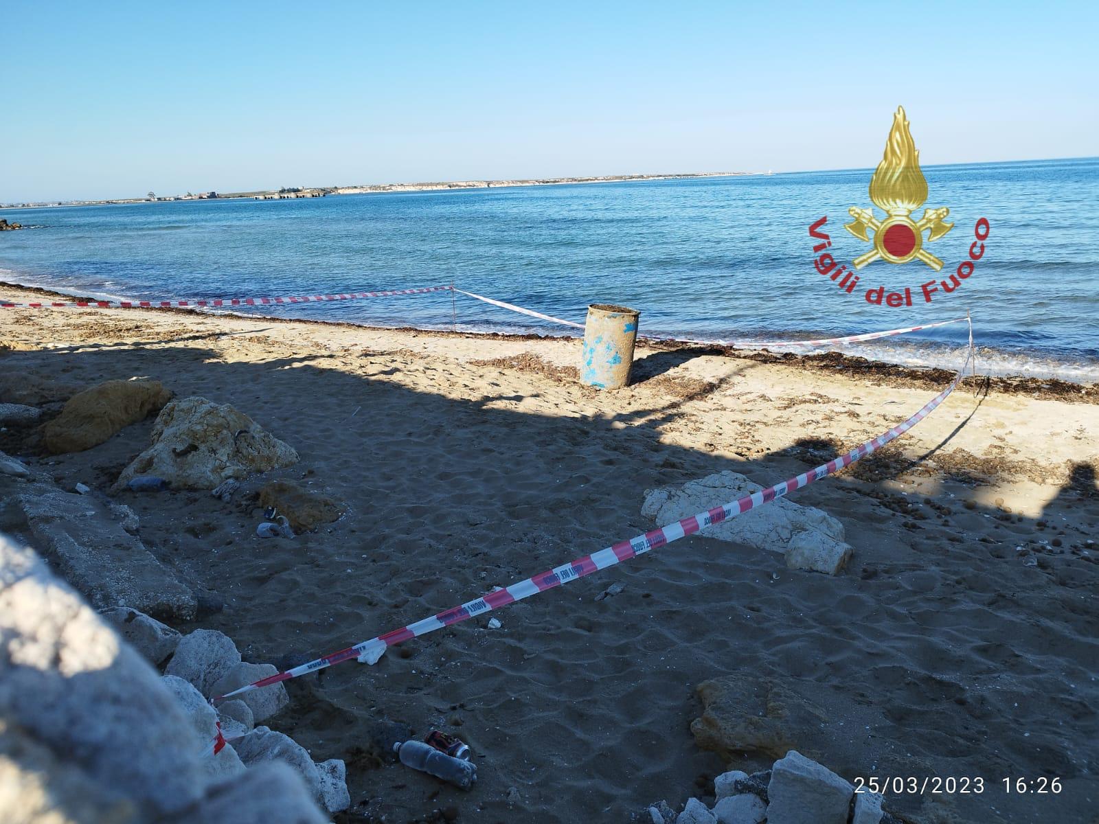 Marina di Priolo, fusti sospetti rilevati lungo la spiaggia – Video