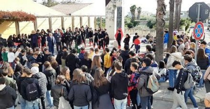 Canicattini Bagni, celebra  8 Marzo in Piazzetta Dante Alighieri
