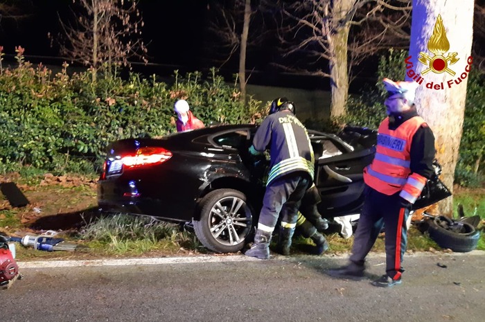Auto contro platano, due morti e due feriti – I quattro, tutti giovani, erano a bordo dell’auto condotta da un 19enne di Pordenone