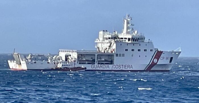 Migrante – Naufragi, 8 cadaveri e 97 superstiti a Lampedusa – Guardia Costiera imbarcherà circa 600 persone
