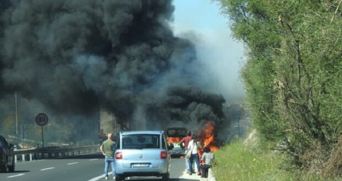 Priolo, auto in fiamme sull’autostrada – Foto