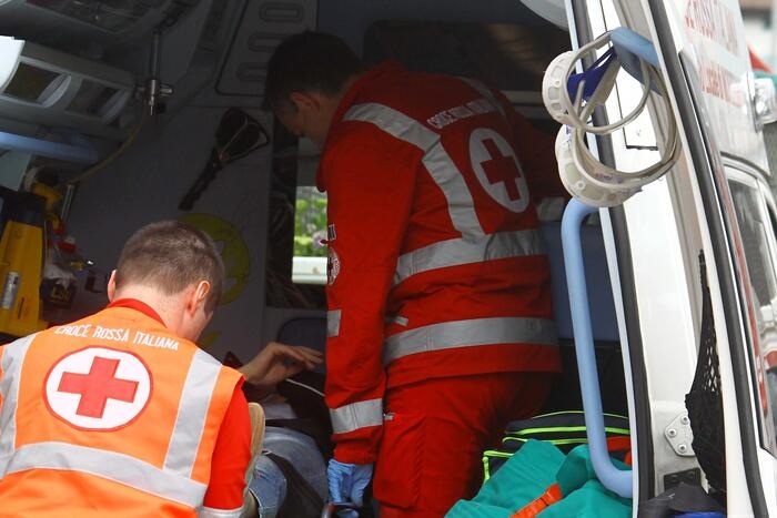 Caltanissetta – A terra per malore da ore, cagnolino lo trova e dà l’allarme: 87enne  portato in ospedale