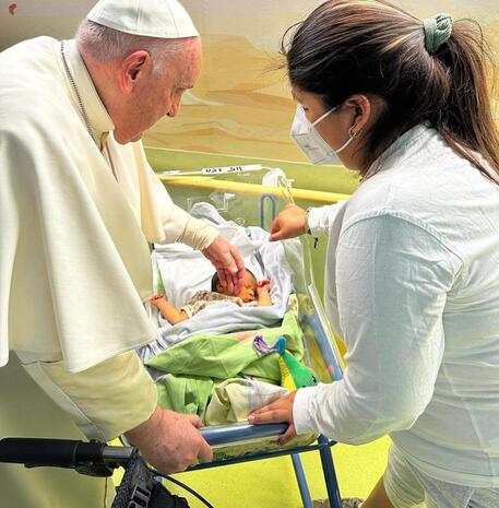 Papa Francesco continua a star meglio ed oggi ha anche battezzato un bambino