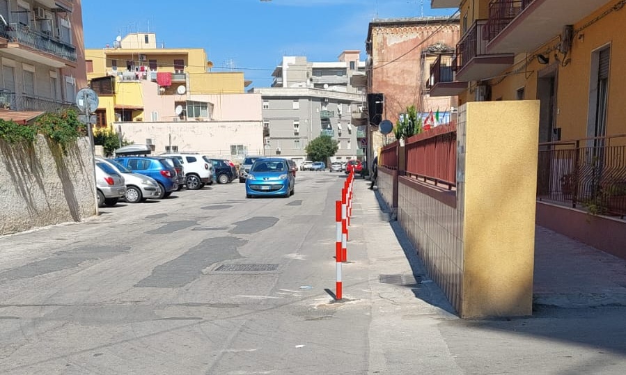Siracusa , Luigi Cavarra Ex consigliere quartiere Akradina – Marciapiedi in via Filisto, non i paletti insicuri.