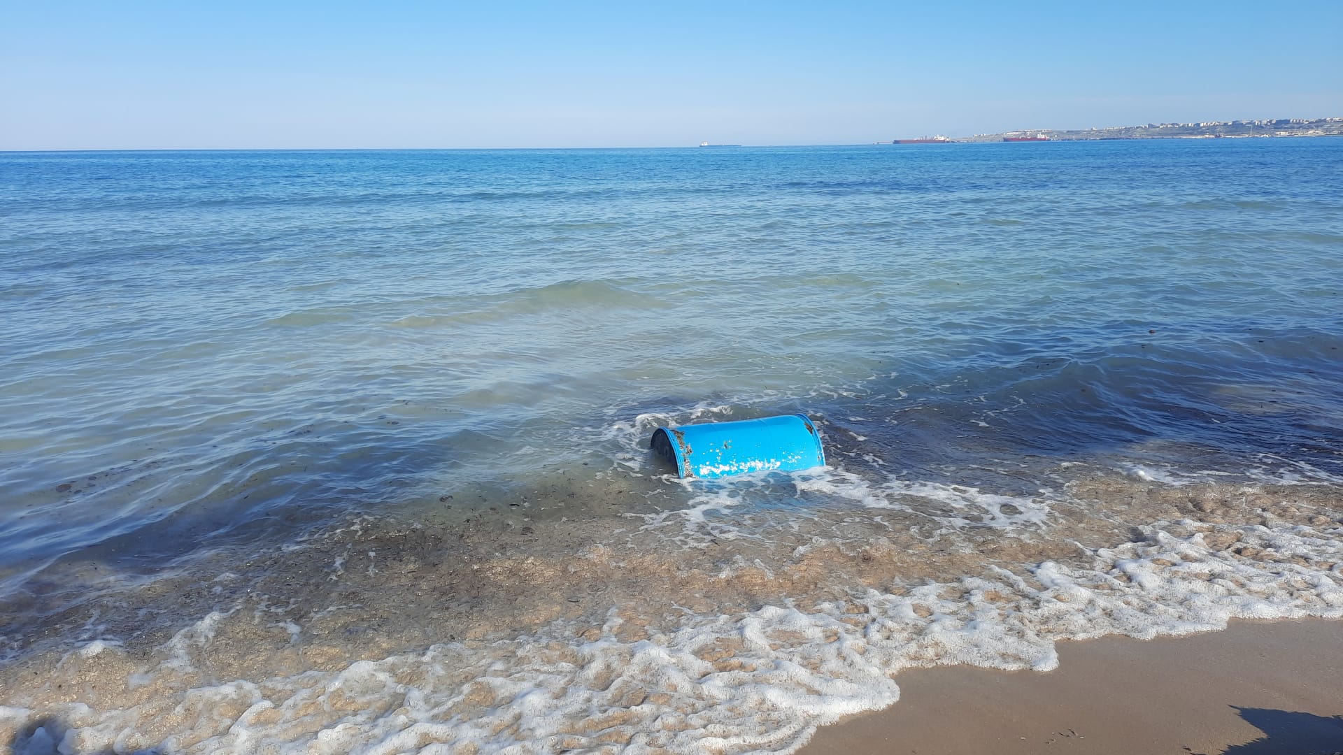 Marina di Priolo, fusti sospetti in spiaggia, commissario Raitano: “Sostanze non inquinanti ma acqua”