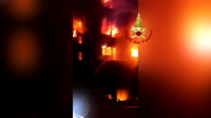 Palazzina in fiamme nel Messinese Incendio domato dai vigili del fuoco durante la notte - Video