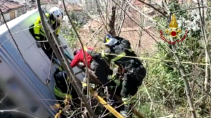 Pullman fuori strada nel messinese, tre feriti