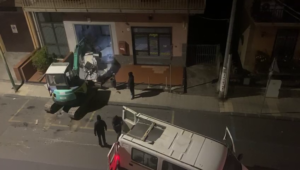 Valverde di Catania, ladri rubano bancomat con escavatore - Video