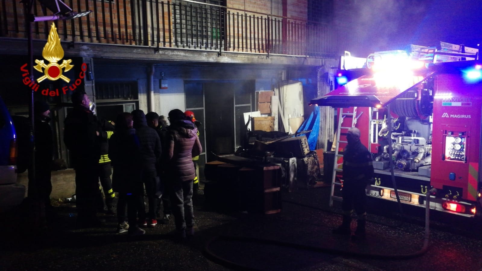 Randazzo ( CT ) : incendio in un deposito di mobili intervengono i vigili del fuoco