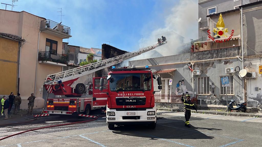 Catania: incendio in abitazione – intervengono i Vigili del Fuoco