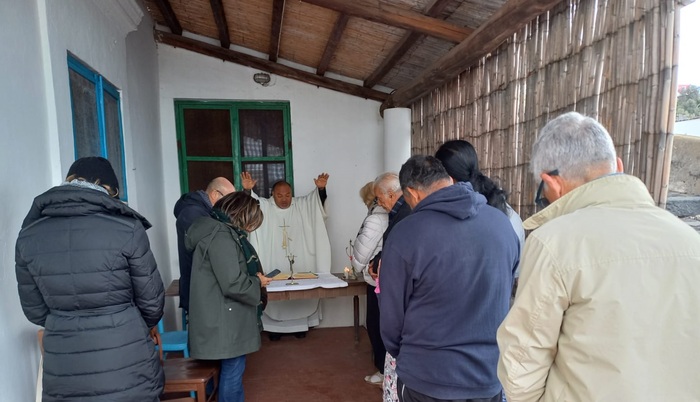 Ginostra – Chiesa inagibile, messa di Pasqua in terrazza privata