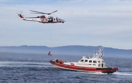 32 migranti salvati dalla guardia costiera tramite elicottero