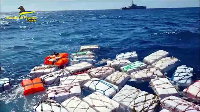 Catania –  Gdf sequestra 2.000 kg di cocaina in mare, vale 400 milioni – Video
