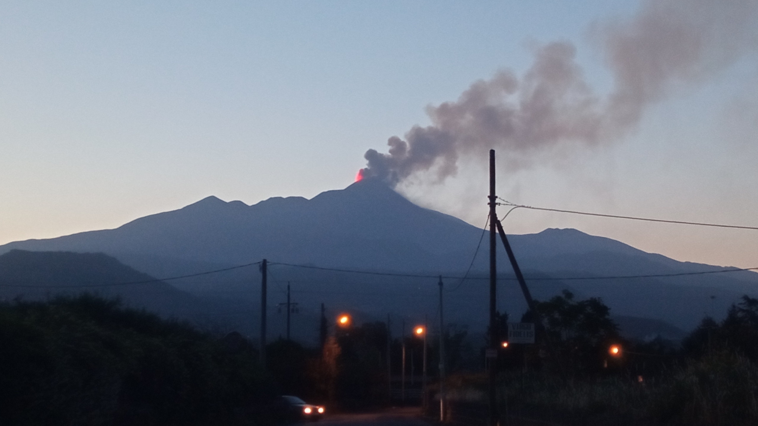 Etna: ancora una debole eruzione