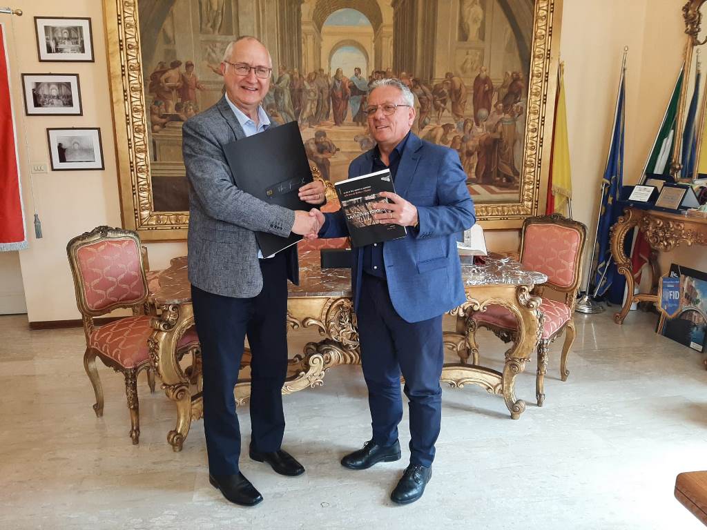 Canicattini Bagni: il sindaco di Sausheìm (Francia) ricevuto dal sindaco Paolo Amenta
