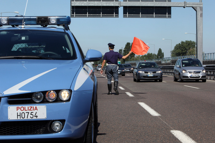 Incidente stradale sulla SS 121, schianto tra due mezzi: un ferito, traffico in tilt