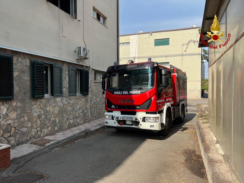 I vigili del Fuoco intervengono per un incendio in una casa di riposo a Catania