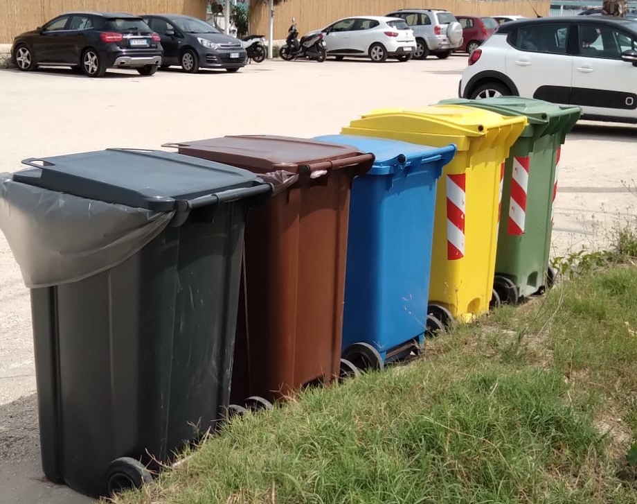 Marina di Priolo, consegnati alle attività commerciali kit per conferimento rifiuti.