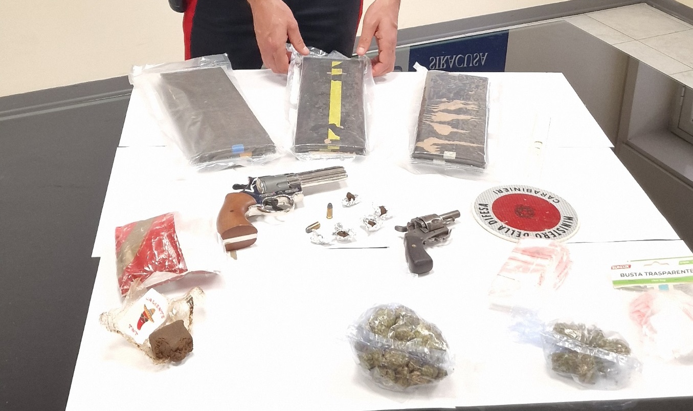 Siracusa – In zaino da bambino sulle spalle trasportava oltre 3 kg di cocaina purissima: arrestato 25enne