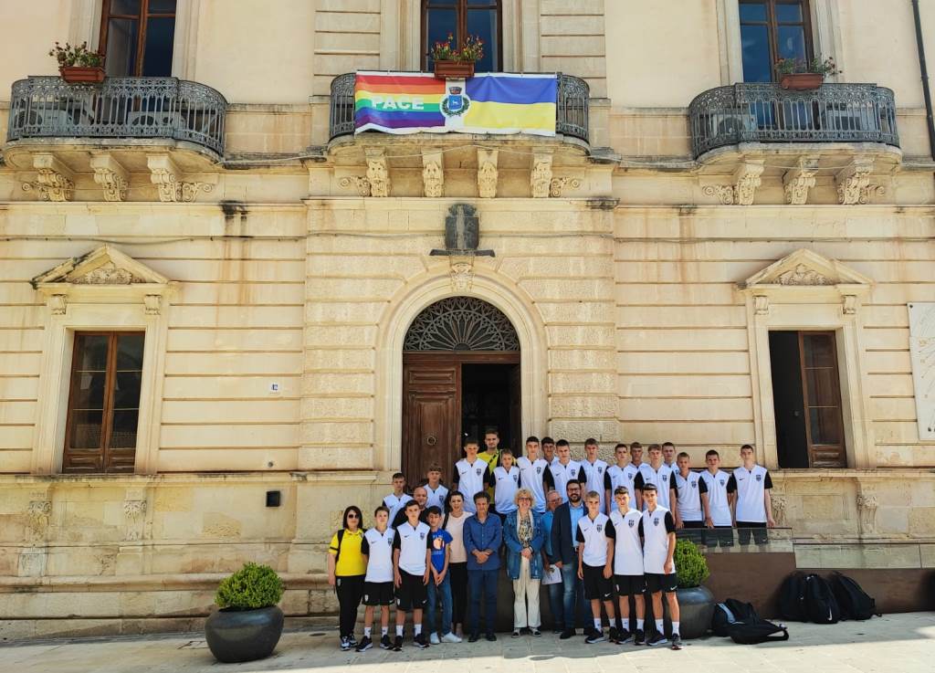 Saluto e abbraccio fraterno dell’Amministrazione comunale di Canicattini Bagni questa mattina ai giovani della Nazionale Under 15 dell’Ucraina