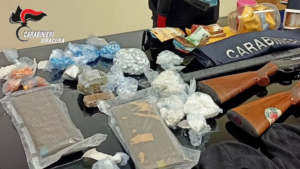 Siracusa, Blitz piazza di spaccio: sequestrate armi 3 kg di drogae oltre 149 mila euro