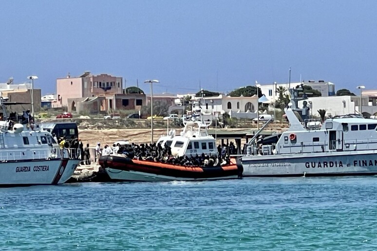 Migranti: ancora sbarchi a Lampedusa