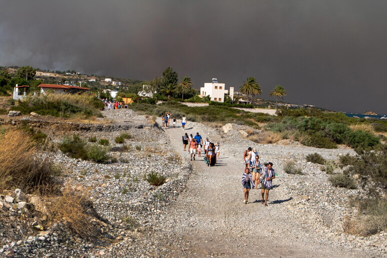 Atene, a Rodi la più grande evacuazione mai vista in Grecia – Da 6 giorni un incendio devasta l’isola