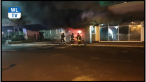 Incendio nell'aeroporto di Catania spento dai pompieri, stop voli - Video