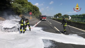 Incendio autovettura in A14 - Video