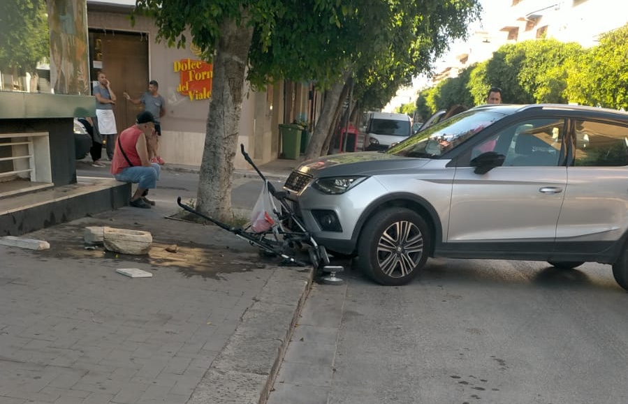 Paura a Comiso, collisione tra auto: c’è anche un passeggino distrutto – Foto