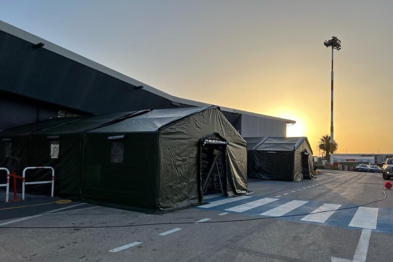 Sicilia – Aeroporto Catania, prime tensostrutture climatizzate aviazione militare – Sono state già utilizzate da passeggeri in partenza