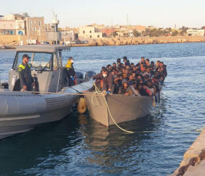 Arrivati a Lampedus 436 migranti, donna partorisce in barca
