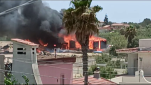 Avola, incendio vicino alla spiaggia