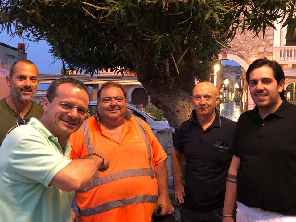 Rifiuti Taormina – Ancora un blitz notturno di De Luca: Anche stanotte abbiamo lavorato per tutelare Taormina dalle truffe! – Foto e Video