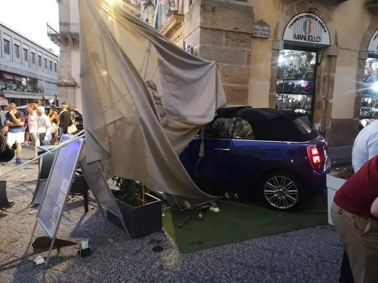 Caltagirone – Travolge con auto clienti seduti al bar, scrive lettera scuse