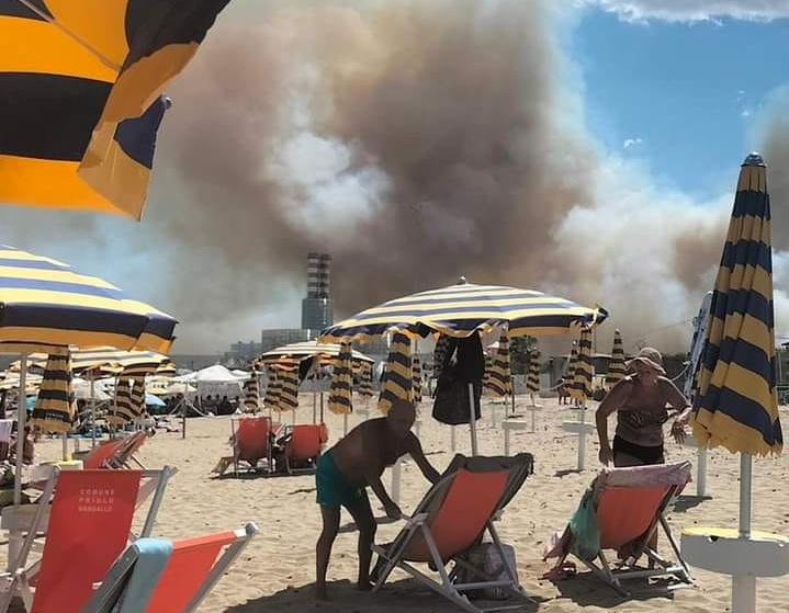 Incendio a Marina di Priolo, evacuate le spiagge