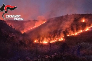Vasto incendio in costone di Ragusa Ibla, un arresto 69enne