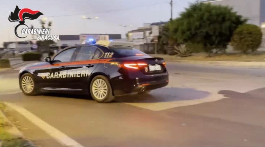Avola, non si ferma all’alt dei carabinieri: denunciato 26enne