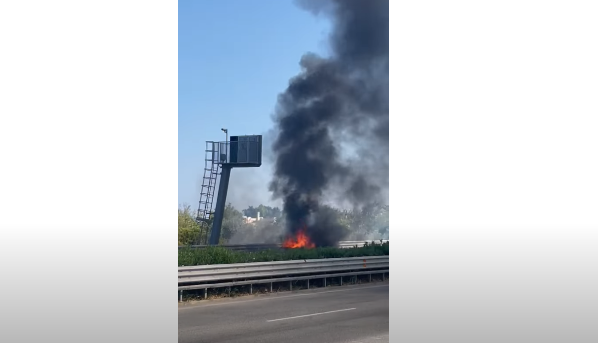 Auto in fiamme in autostrada tra Avola e Cassibile -Video