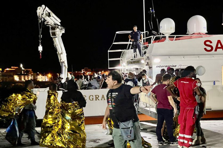 Sicilia – Sbarchi senza sosta a Lampedusa, quasi 4mila in hotspot
