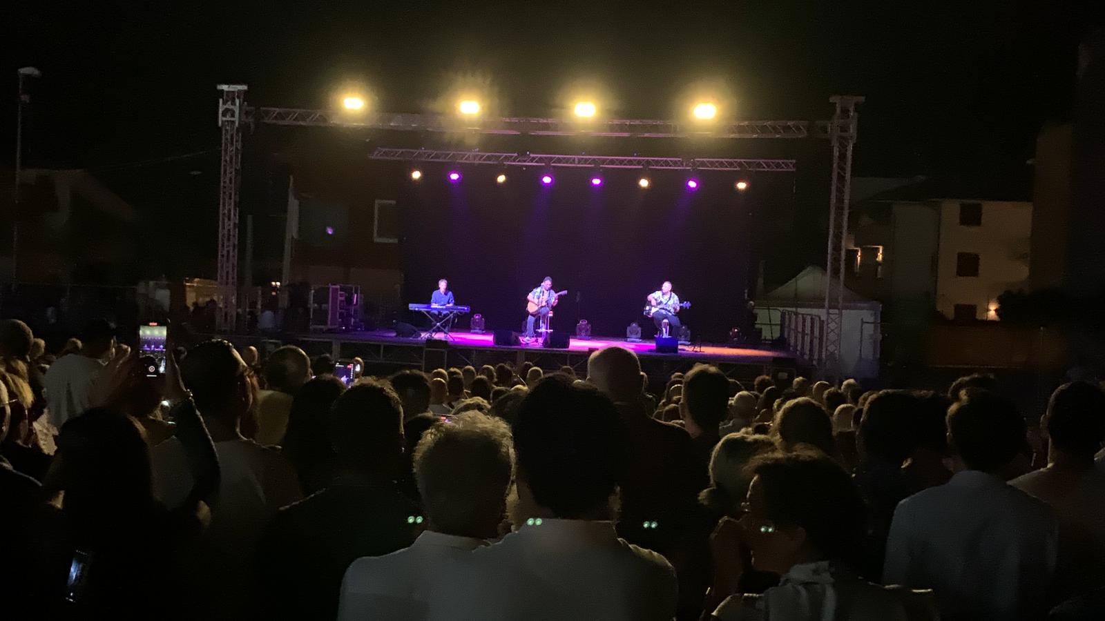 Priolo, Beniamino Scaringi (FDI): “Si deve conoscere la differenza tra uno spettacolo in acustica e un concerto – Soldi pubblici spesi male”-Foto  e Video