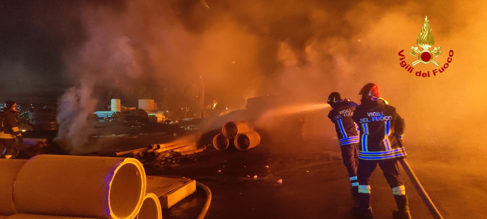 Vasto incendio in un’azienda di materiale edile a Catania – Foto