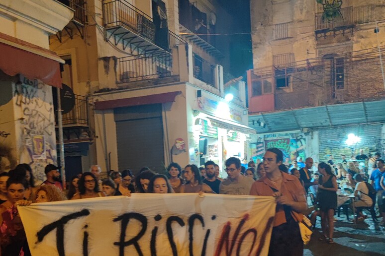 Sicilia – Vittima violenza di gruppo denuncia vecchio tentativo di stupro – 19enne violentata a Palermo, ‘mi salvai con spray peperoncino