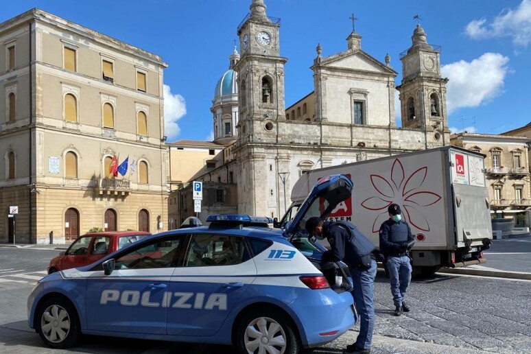Caltanissetta – Estorsioni a dipendenti su buste paga, arrestate due donne